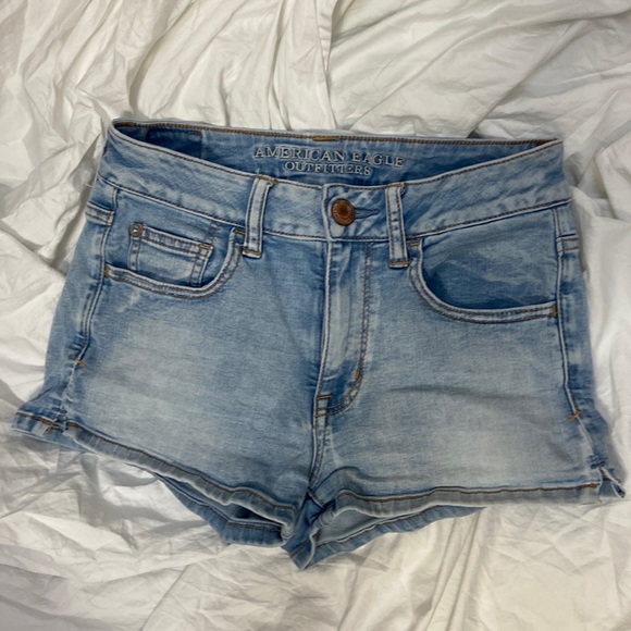 Women’s American Eagle light wash hi-rise shortie jean shorts. Size 4. - Picture 11 of 16